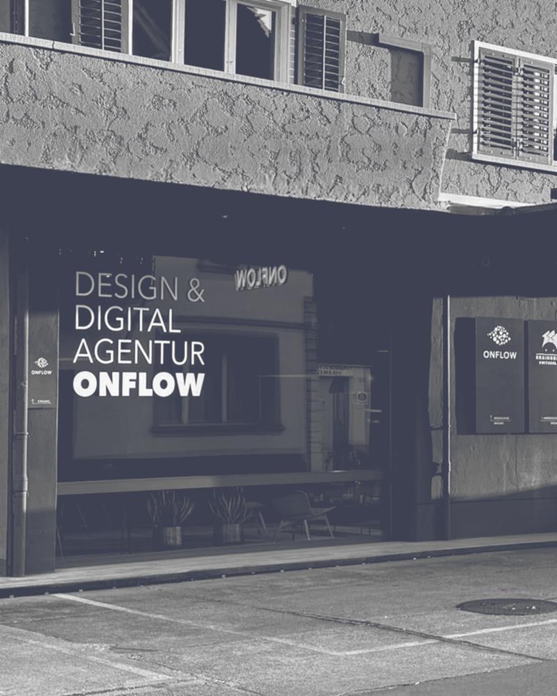 Die Agentur von aussen: Schaufenster mit dem Schriftzug «Design & Digital Agentur ONFLOW» an der Alten Jonastrasse in Rapperswil