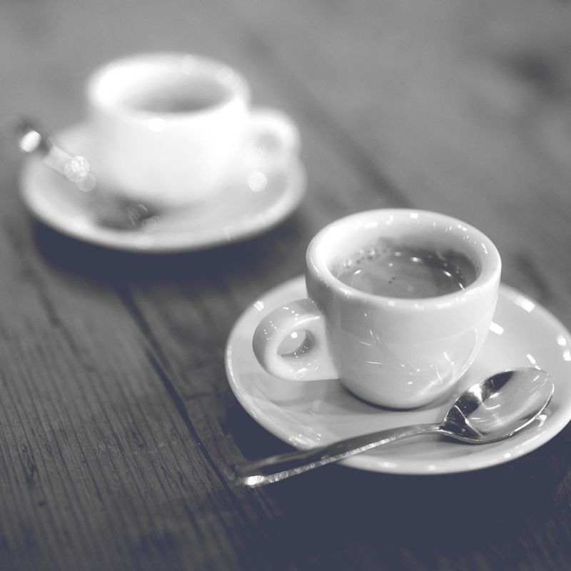 Zwei Tassen Kaffee auf einem Holztisch