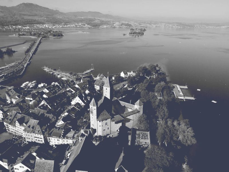 Rapperswil aus der Luft, mit Schloss, Altstadt und Seedamm