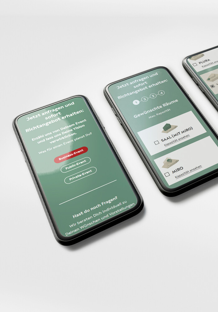 Die Anfragestrecke der Website ENTRA auf drei Telefonen