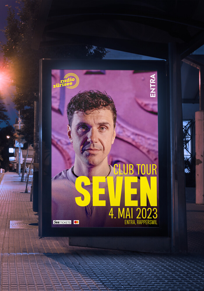 Plakat zur Club Tour «Seven» im Schaukasten