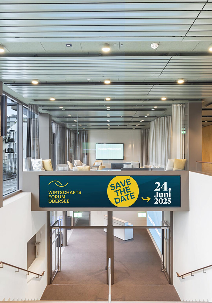 Banner «Save the Date» über dem Treppenaufgang